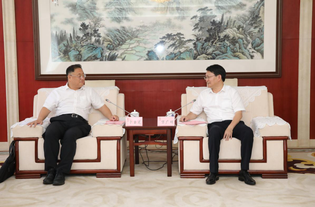 中智集團(tuán)黨委書記、董事長(zhǎng)卜玉龍與南昌市委副書記、市長(zhǎng)萬(wàn)廣明舉行會(huì)談