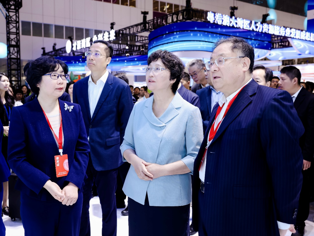 人力資源和社會(huì)保障部黨組書記、部長(zhǎng)王曉萍蒞臨第二屆全國(guó)人力資源服務(wù)業(yè)發(fā)展大會(huì)中智展臺(tái)