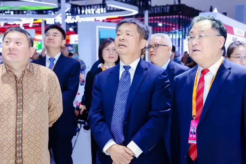 人社部副部長吳秀章一行參觀服貿(mào)會(huì)中智展區(qū)，中智在2024中國人力資源管理發(fā)展論壇上榮獲多項(xiàng)大獎(jiǎng)