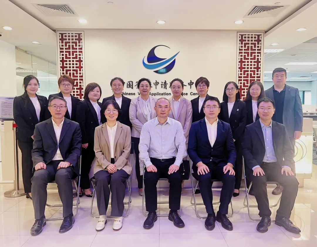 曹忠明大使考察新加坡中國簽證申請(qǐng)服務(wù)中心
