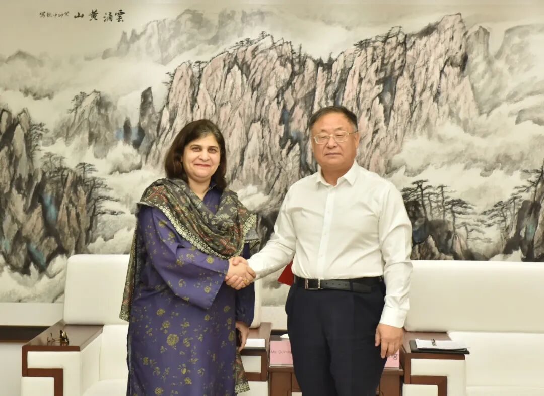 巴基斯坦國家職業(yè)教育委員會主席一行參訪中智集團